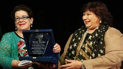 وزيرة الثقافة تكرم مخرجة المسرح العالمية مولي سميث في ندوة بأكاديمية الفنون