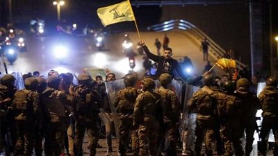 عاجل ..صدامات واشتباكات عنيفة.. لبنان على أبواب الطائفية