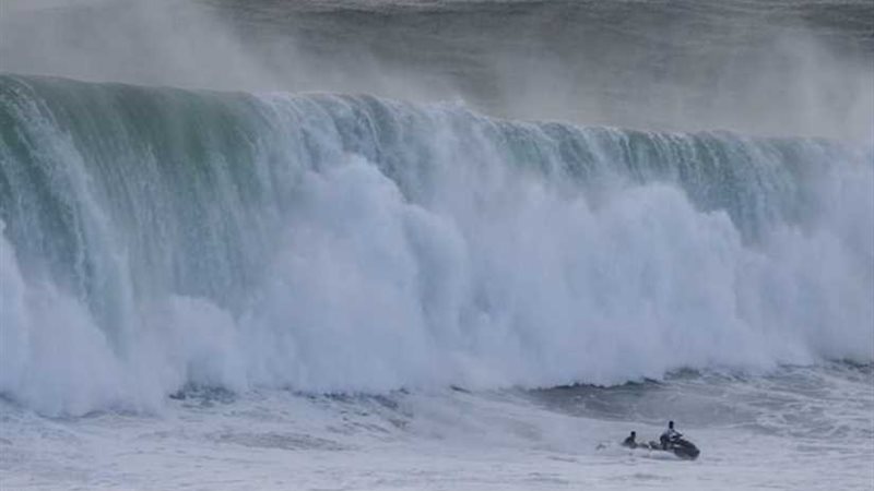 شاهد.. صراع بين الأمواج