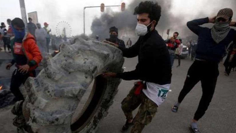 محتجون يقطعون الطرق