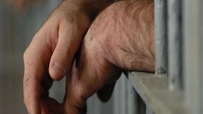 حبس مزارع 15 يوما لتعديه بالضرب على 3 أشخاص ببني مزار