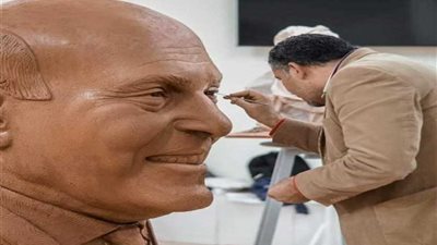 تمثال مجدي يعقوب في ميدان أسوان بأيدي ابن جامعة أسيوط