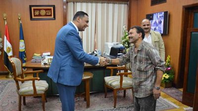 محافظ الدقهلية الجديد يوجه بتوزيع زهور التهنئة على المستشفيات