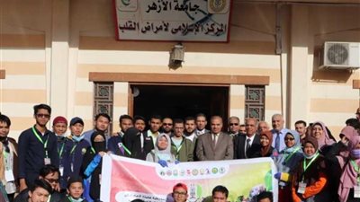 طلاب ماليزيا وإندونيسيا يوزعون الورود للمرضى والعاملين في مركز القلب