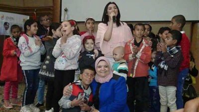 آية عبدالله تحتفل مع أطفال مستشفى سرطان الأطفال 