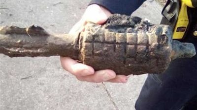 ألقى صنارته في الماء.. فأخرج قنبلة