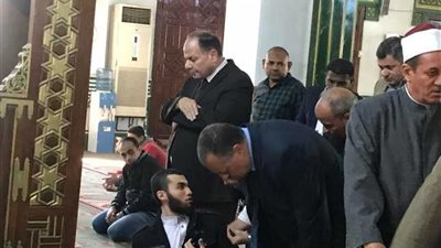 محافظ أسيوط الجديد يؤدي صلاة الجمعة بمسجد ناصر.. (صور)