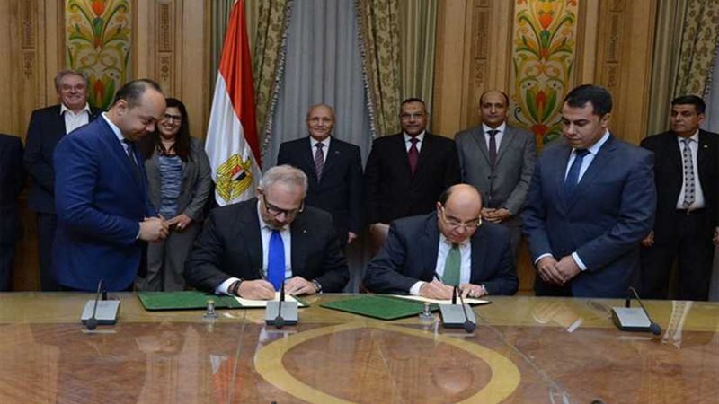 العصار يشهد توقيع