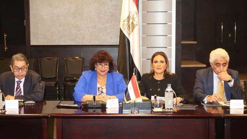 وزيرة الثقافة توقع