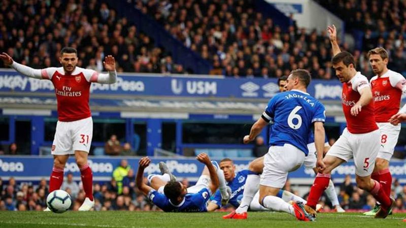 أرسنال يسقط في فخ