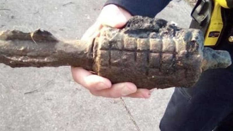 ألقى صنارته في الماء..