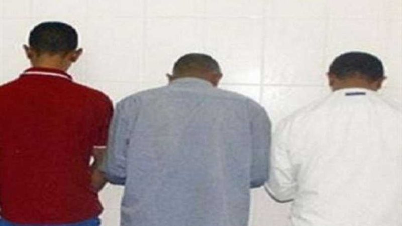 حبس 3 عاطين بحوزتهم