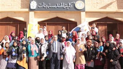 هندسة بنات تشارك الوافدات وأزهريون على المنهج في تنظيف حديقة الكلية