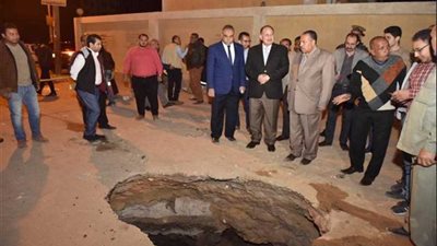 محافظ أسيوط يتفقد أعمال هبوط أرضي مفاجئ بمنطقة المعلمين ويتابع أعمال الإصلاح