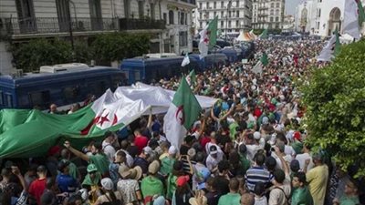 مظاهرة حاشدة بالجزائر رفضا للتدخل الأجنبي ودعما للانتخابات الرئاسية
