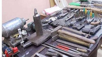 ضبط عاطل يُدير ورشة لتصنيع الأسلحة بالبحيرة