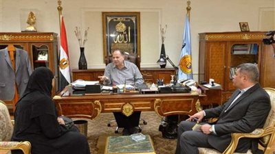 محافظ أسيوط يصطحب والدة طالب المدرسة الفكرية المصاب إلى مكتبه