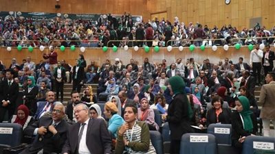 توافد المواطنين على مؤتمر 