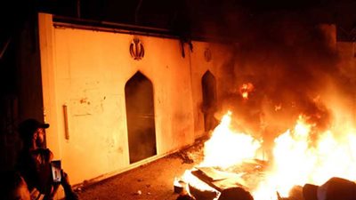 المحتجون بالعراق يحرقون مدخل ضريح بمدينة النجف
