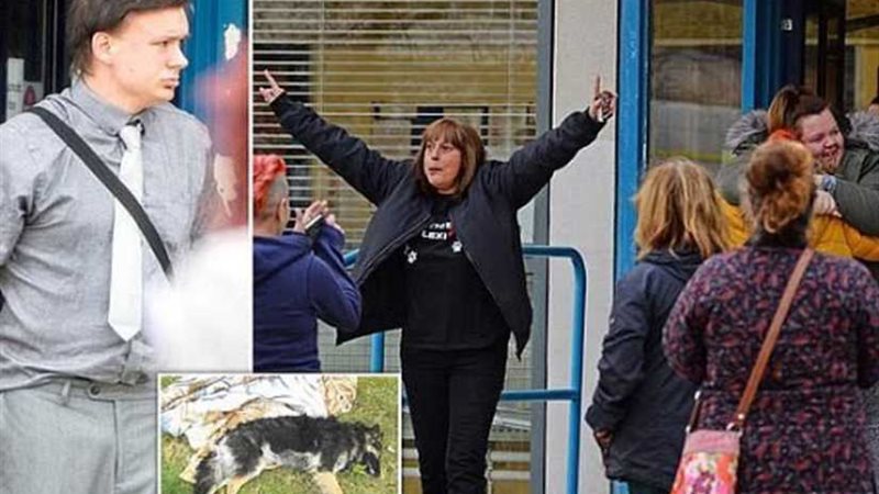 متظاهرون يحتجون على