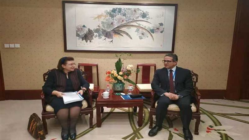 وزير الآثار يعقد