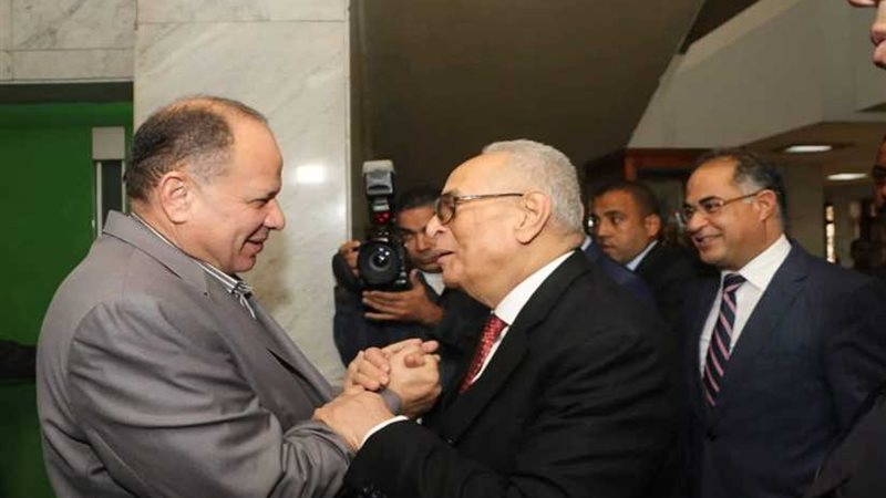 محافظ أسيوط يستقبل