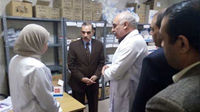 محافظ كفر الشيخ يستمع لمرضى في مستشفى قلين المركزى