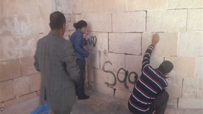 إزالة الكتابات وترميم الأبواب النحاسية بقلعة قايتباي