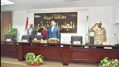 محافظ أسيوط يوجه المسؤولين بالتواصل مع المواطنين