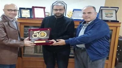 هيئة الكتاب تُهدي درع اليوبيل الذهبي لرئيس نادي قضاة أسيوط