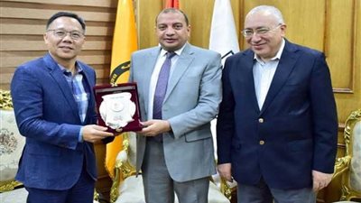 جامعة بني سويف تستقبل خبيرا عالميا في جراحات القلب الحرجة