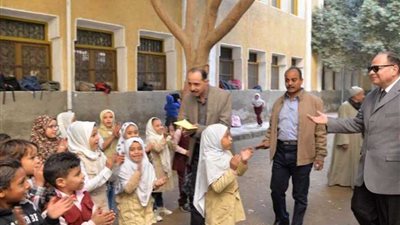 محافظ أسيوط يستخدم 