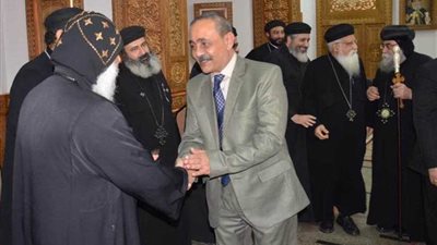 محافظ الإسماعيلية يلتقي قيادات الكنيسة ويشيد بدور رجال الدين
