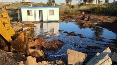 السيطرة على تسريب سولار بخط رئيسي بطريق الإسماعيلية - بورسعيد..(فيديو)