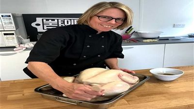 طباخة بريطانية تصمم كعكة عيد الميلاد على شكل ديك رومي