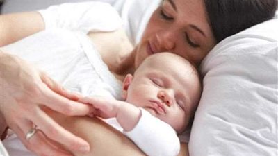 الأم تفيق من غيبوبتها على بكاء ابنتها الجائعة وترضعها