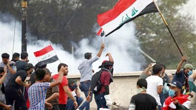 متظاهرون عراقيون يغلقون 3 جسور بالناصرية أمام حركة السير