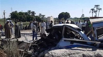 إصابة 8 في حادث تصادم بطريق 