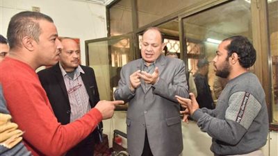 محافظ أسيوط يلتقي شخصين ذوي احتياجات خاصة ويأمر بتوفير فرص عمل لهما في القطاع الخاص