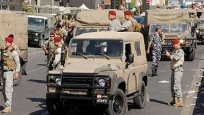 الجيش اللبناني: دورية عسكرية تتعرض لاعتداءات من متظاهرين أثناء فتح طريق مغلق