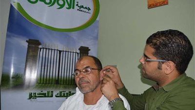 أجهزة تعويضية وسماعات طبية من جمعية الأورمان لغير القادرين بالمنيا
