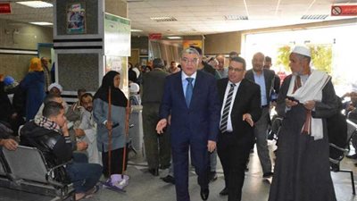 محافظ المنيا للمرضى خلال جولة مفاجئة على مركز الأورام والمستشفى العام 