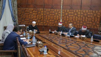 الإمام الأكبر يلتقي مسؤولي صندوق التأمين الحكومي على طلاب التعليم الأزهري