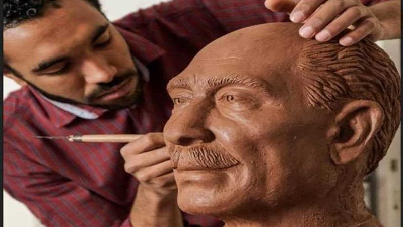 الجمال يكرّم طالب