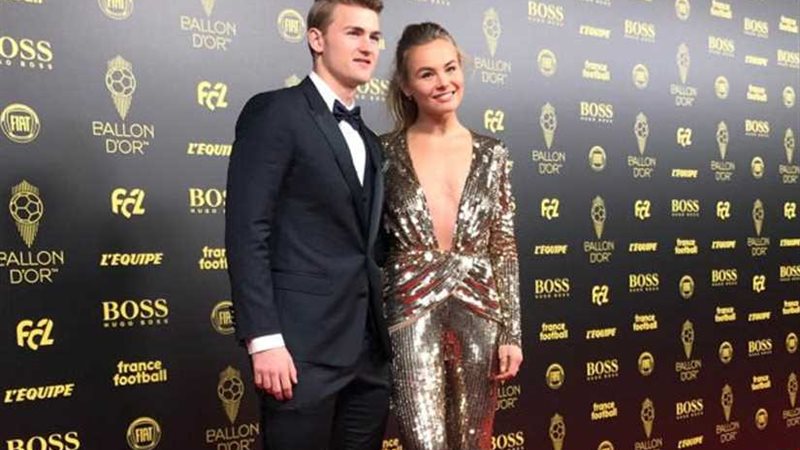 ماتياس دي ليخت يفوز