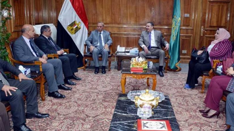 وفد جامعة بنها يقدم