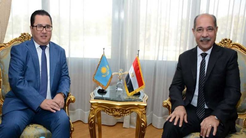 وزير الطيران يلتقي