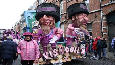 بالصور ..كرنفال على الطريقة النازية يثير جنون اليهود..أظهرهم جشعين يقفون على كومة من النقود