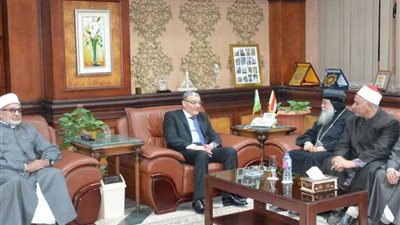 محافظ المنيا يستقبل وفدا من الكنيسة والأزهر والأوقاف