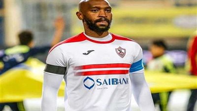 لاعبو الشرقية يلتقطون الصور مع شيكابالا